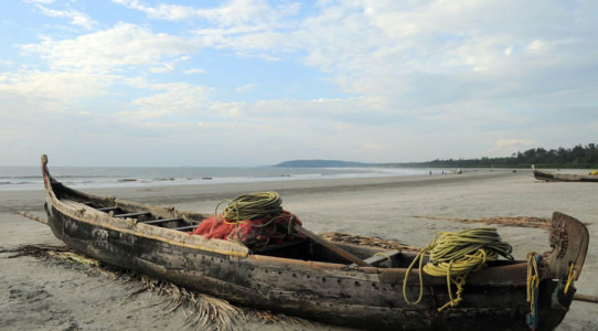 muzhappilangad-beach -treditional-fishing-boat-with-nets